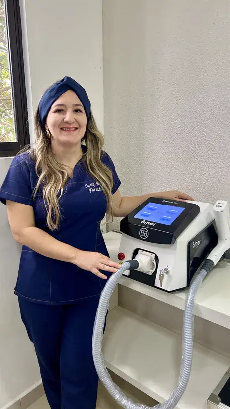 Suzy, farmacêutica do Studio Harmony, ao lado do laser Ômer usado na remoção